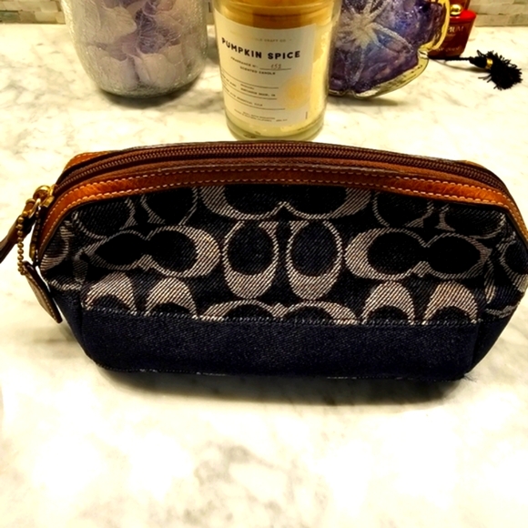 VINTAGE WOMEN'S COACH DENIM MAKEUP BAG IN LEATHER COLOR BLUE WITH BROWN TRIM - Picture 9 of 16